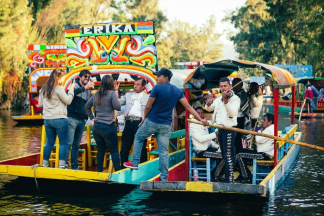 Fiesta y banda de mariachis tocando en un barco en Xochimilco, México, D.F.